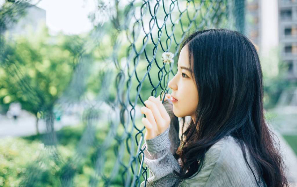祝你，历遍山河，依然觉得人生值得。敬我，往后余生，水远山长安适如常。